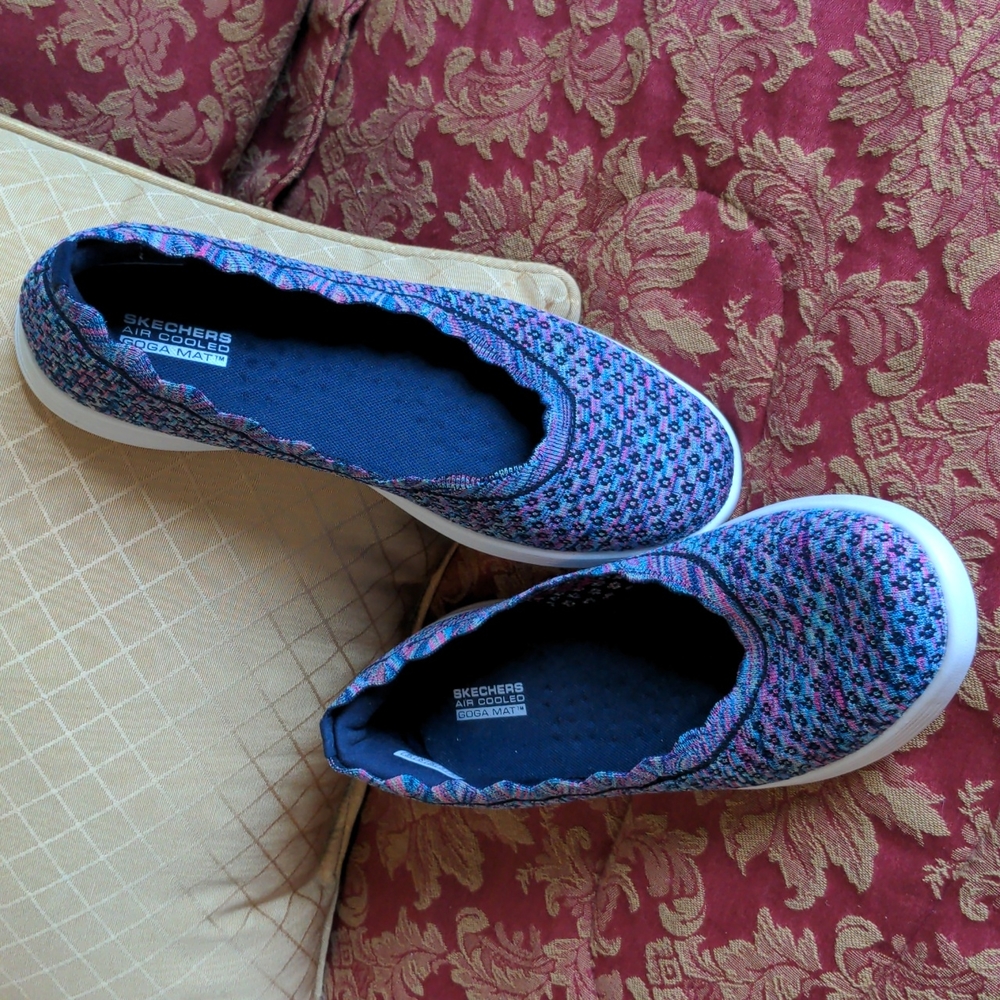 NWOT Skechers slip on sneakers